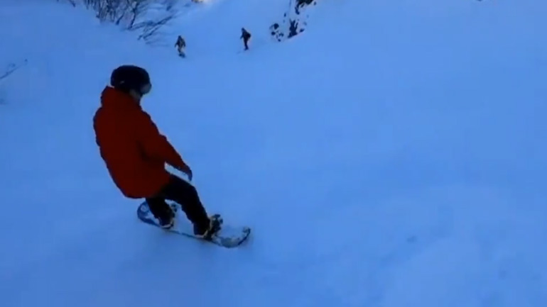 Σκιέρ πέφτει σε μια τρύπα