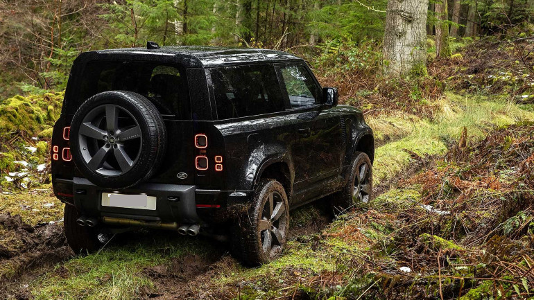 Το χρώμα του νέου Land Rover Defender V8 είναι εμπνευσμένο από τη Σαντορίνη