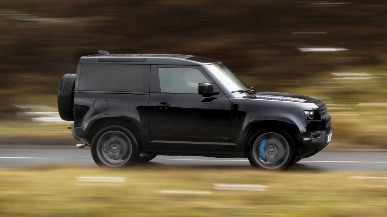 Οι μπλέ δαγκάνες στα φρένα διακρίνονται μέσα από τις ζάντες