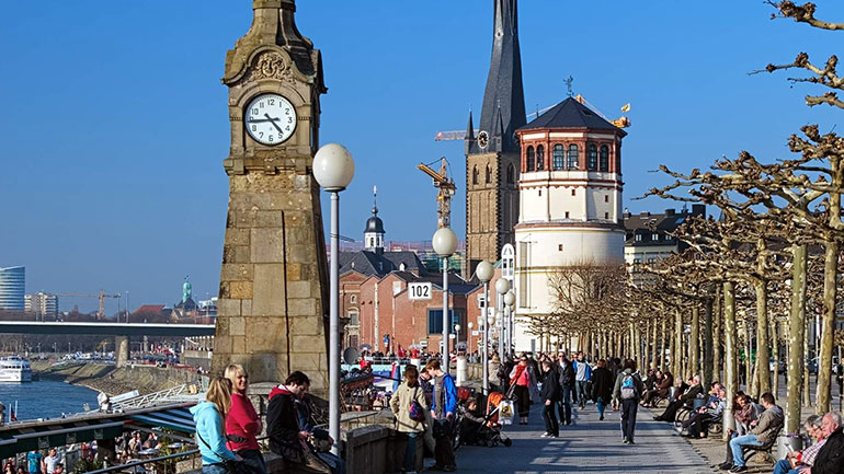 DW: Σήμα κινδύνου στέλνει το λιανεμπόριο και στην Γερμανία