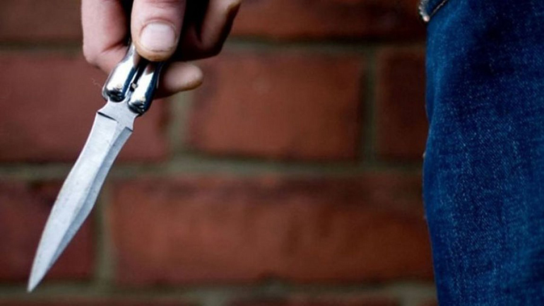 Άνδρας τραυμάτισε με μαχαίρι αστυνομικό κατά τη διάρκεια ελέγχου στο Λουτράκι