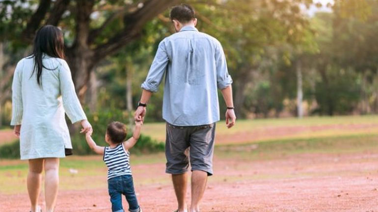 Πώς μπορούν οι γονείς να ενισχύσουν την έκφραση συναισθημάτων στην οικογένεια;