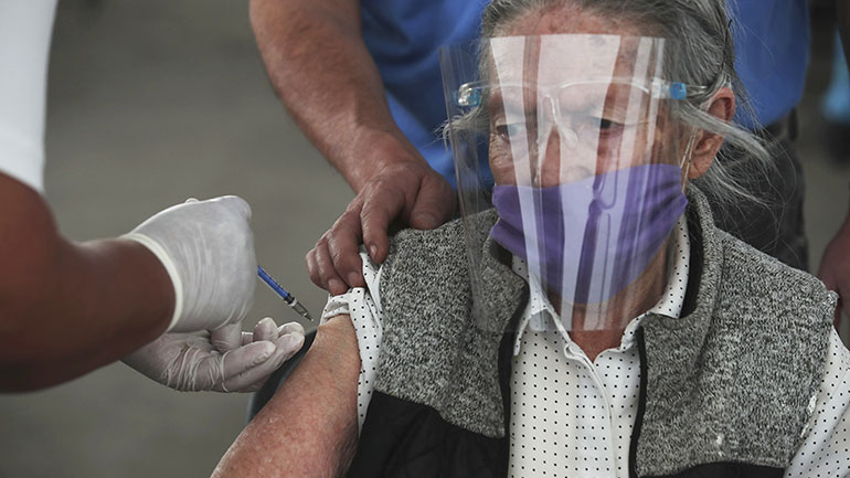 Οι Σουηδοί που ζουν σε οίκους ευγηρίας και έχουν εμβολιαστεί μπορούν να βλέπουν τις οικογένειές τους