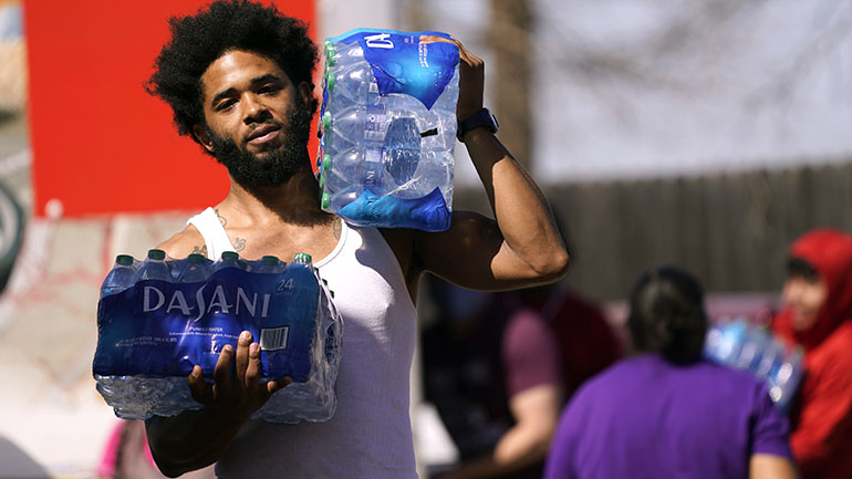 ΗΠΑ: Περισσότεροι από 1,3 εκατ. κάτοικοι του Τέξας αντιμετωπίζουν ακόμη διακοπές στην υδροδότηση