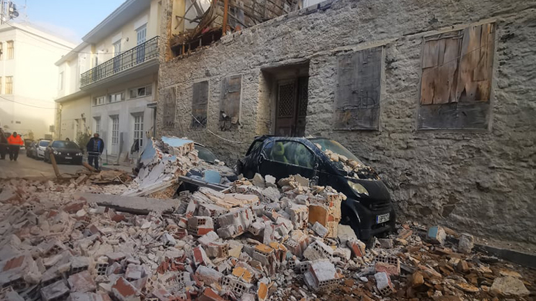 Κατέρρευσε κτήριο στην Ερμούπολη – Καταπλακώθηκαν αυτοκίνητα