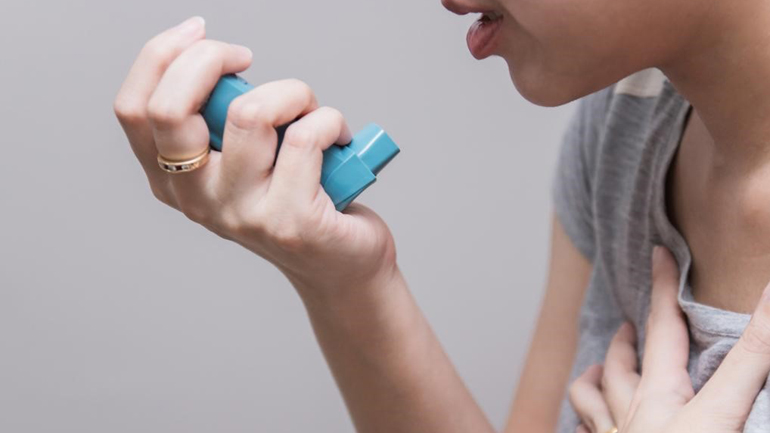 «Η Covid-19 δεν είναι πιο επικίνδυνη και θανατηφόρα για όσους έχουν άσθμα»