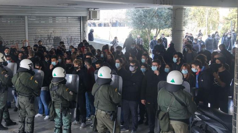 Νόμος και Τάξις, τα στόματα κλειστά και τα κεφάλια κάτω