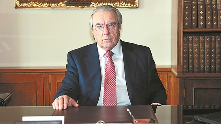 Ανακοίνωση Μπαμπινιώτη για το κείμενο των αποφοίτων του Αρσακείου