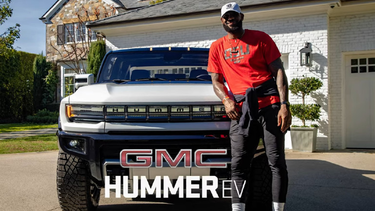 Superstar του NBA δοκιμάζει το ηλεκτρικό Hummer