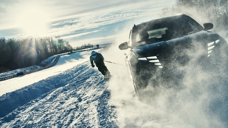 Το νέο Hyundai Tuscon, ένα rally car και ένας σκιέρ