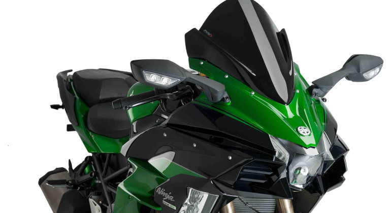 Στο εμπρός μέρος υπάρχουν δύο εισαγωγές, η μία μπορεί να φιλοξενήσει ραντάρ και κάμερα.