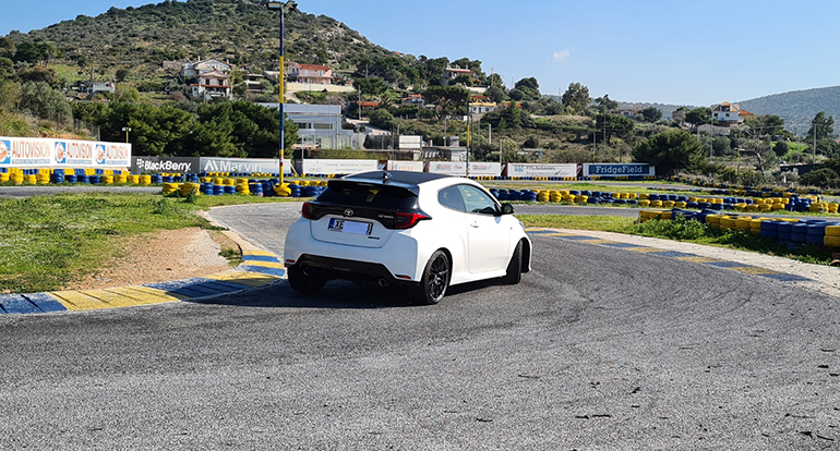 Στρίβει, κινείται γρήγορα, πρσφέρει οδηγική απόλαυση...