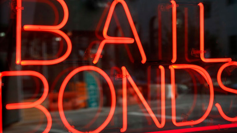 Η αύξηση στις αποδόσεις των ομολόγων πλήττει τις χρηματιστηριακές αγορές