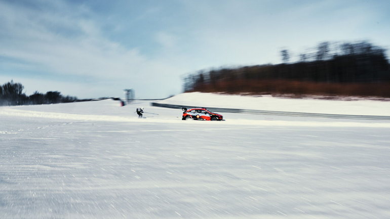 O αθλήτης κρατούσε έναν ιμάντα που ήταν δεμένος στα αυτοκίνητα