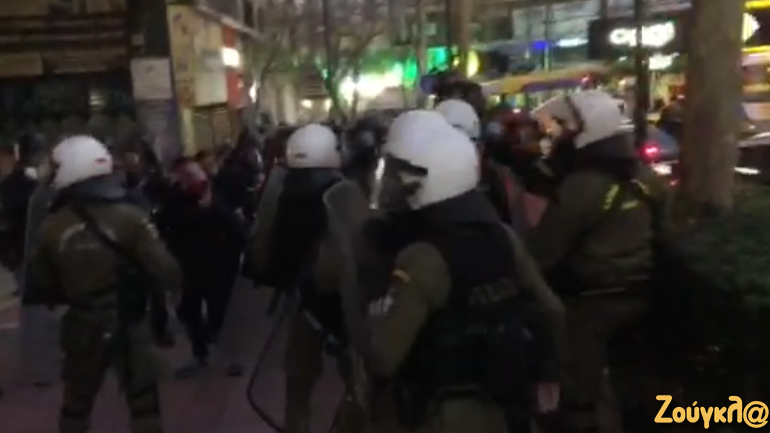 Άνδρες της αστυνομίας έριξαν χημικά σε δημοσιογράφους έπειτα από πορεία για τον Δ. Κουφοντίνα