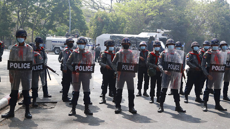 Μιανμάρ: Η αστυνομία συνέλαβε Ιάπωνα δημοσιογράφο σε διαδήλωση στη Ρανγκούν