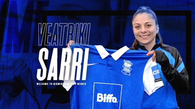 H Βεατρίκη Σαρρή ποζάρει με τη φανέλα της νέας ομάδας της στην ανακοίνωση της Μπέρμιγχαμ για τη μεταγραφή της.
