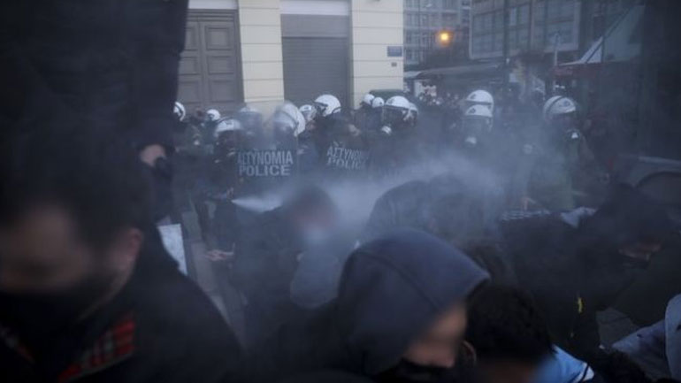 Τα ΜΑΤ επιτέθηκαν σε δημοσιογράφους, φωτογράφους και εικονολήπτες στη συγκέντρωση για τον Κουφοντίνα