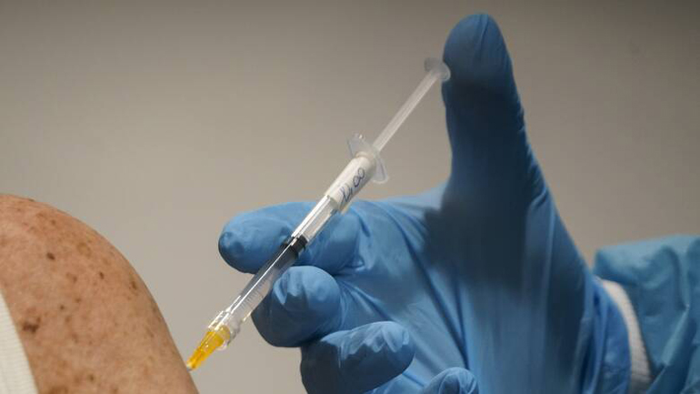 Μόσιαλος: Έξι εμβόλια προστατεύουν 100% από νοσηλεία ή θάνατο ύστερα από λοίμωξη Covid-19