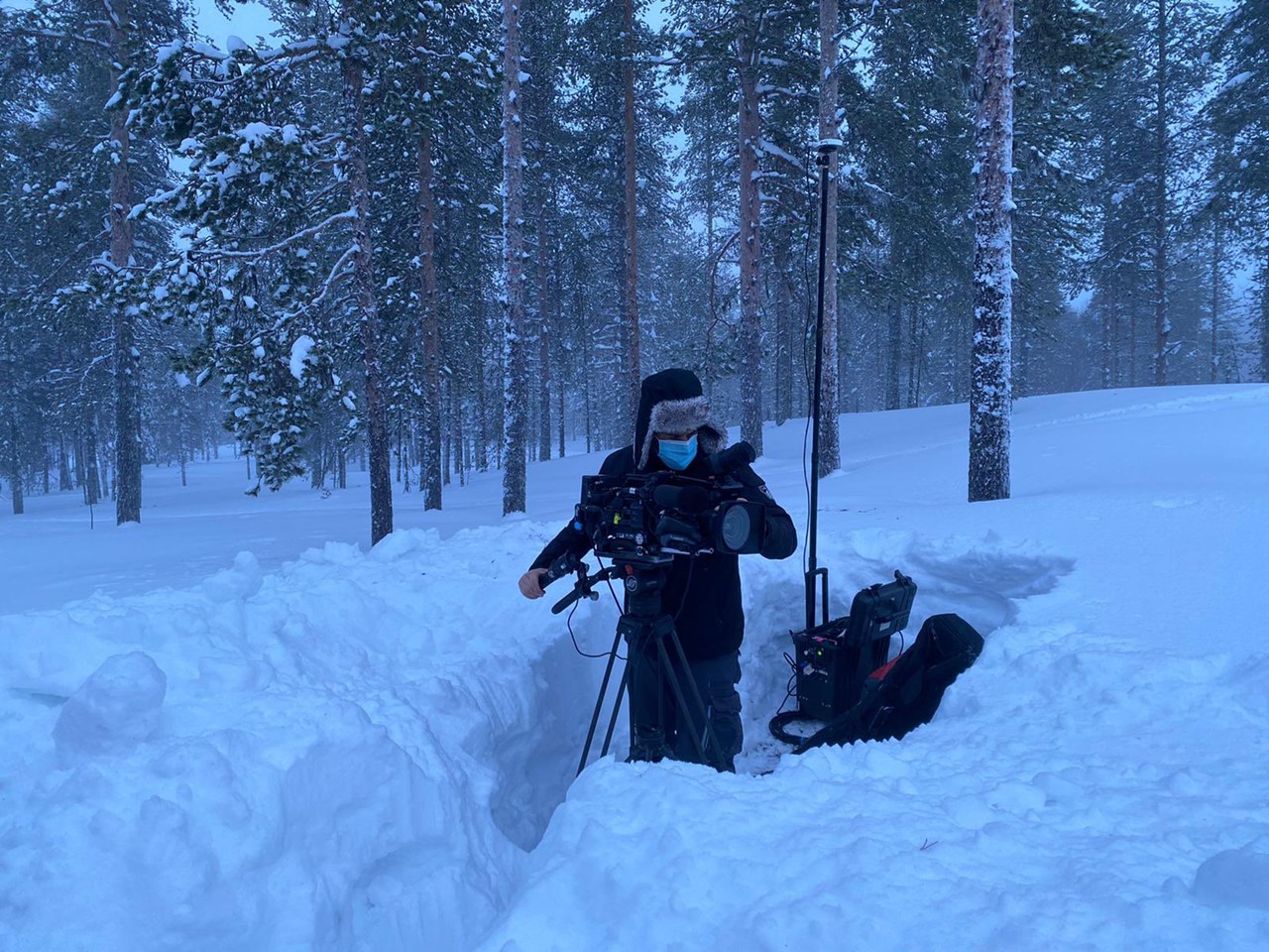 Έσκαψε στο χιόνι για να βρει το ιδανικό σημείο ο καμεραμάν