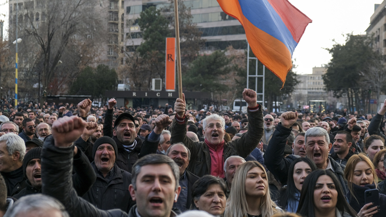 Αρμενία: Χιλιάδες διαδηλωτές στο Γερεβάν ζήτησαν την παραίτηση του πρωθυπουργού