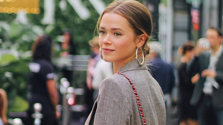 Mini Space Buns: Η Valeria Lipovetsky μας δείχνει πώς να υιοθετήσουμε το πιο εύκολο hairstyle της καραντίνας