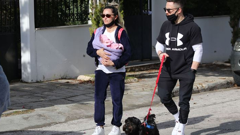 Βασιλική Μιλλούση & Λευτέρης Πετρούνιας: Βόλτα στη Γλυφάδα με τη νεογέννητη κόρη τους