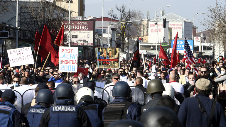 Ένταση και μικροεπεισόδια στη διάρκεια διαδήλωσης Αλβανών στα Σκόπια
