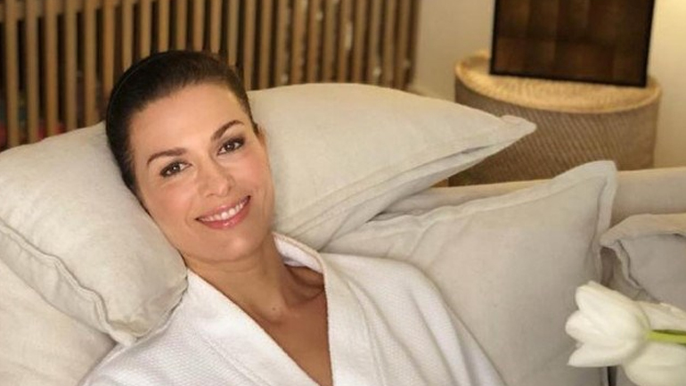 DIY ενυδατικές μάσκες για πρόσωπο & χέρια από την Τζίνα Αλιμόνου