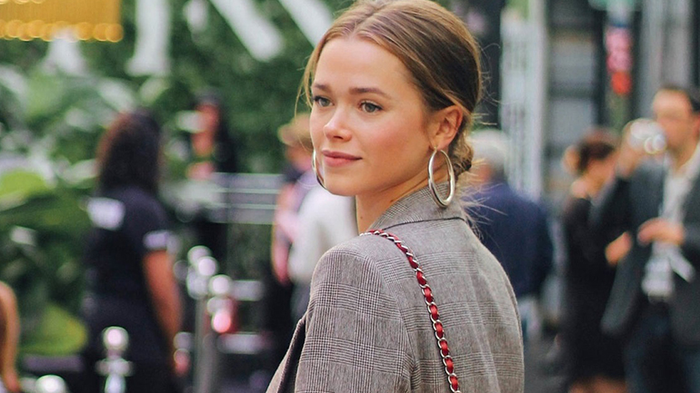 Mini Space Buns: Η Valeria Lipovetsky μας δείχνει πώς να υιοθετήσουμε το πιο εύκολο hairstyle της καραντίνας