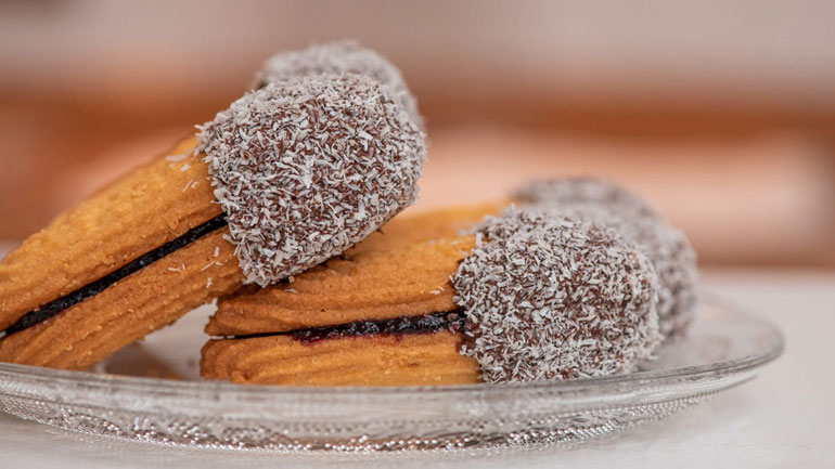 Λαχταριστά petits fours απο τον Δημήτρη Μακρυνιώτη