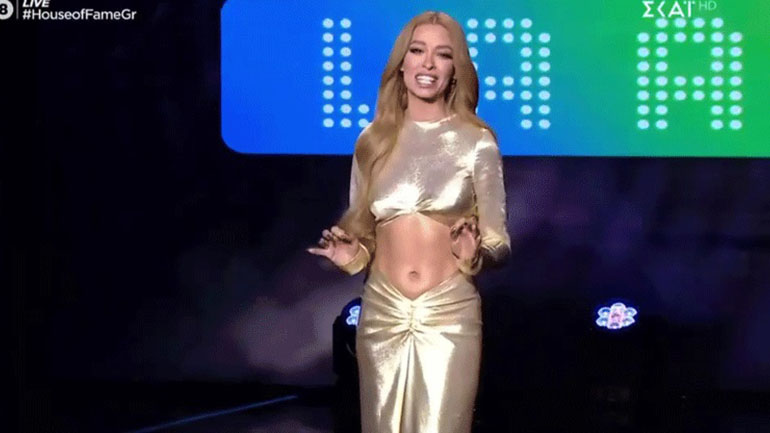 Απαστράπτουσα η Ελένη Φουρέιρα με λαμπερή δημιουργία της Celia Kritharioti στο live του House of Fame