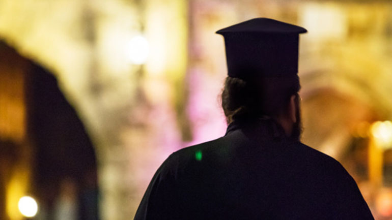 Στο νοσοκομείο με κορωνοϊό ιερέας που χλεύαζε πιστούς γιατί φορούσαν μάσκα