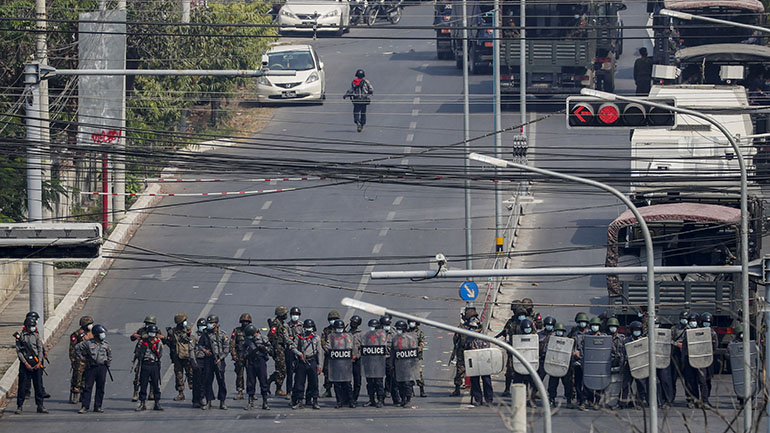 Μιανμάρ: Γυναίκα τραυματίστηκε από σφαίρα στη διάρκεια της επιχείρησης καταστολής των διαδηλώσεων