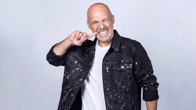 Ο Νίκος Μουτσινάς ανανέωσε το συμβόλαιό του με τον ΣΚΑΪ για τα επόμενα 2 χρόνια