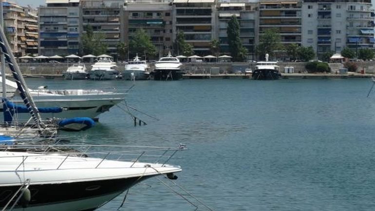 Eισροή υδάτων σε επιβατηγό τουριστικό σκάφος σε μαρίνα στον Πειραιά