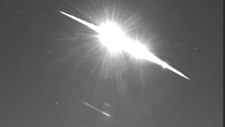 Μετεωρίτης γέμισε με φως τον νυχτερινό ουρανό της Βρετανίας