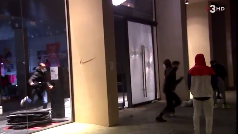 Διαδηλωτής εναντίον βιτρίνας