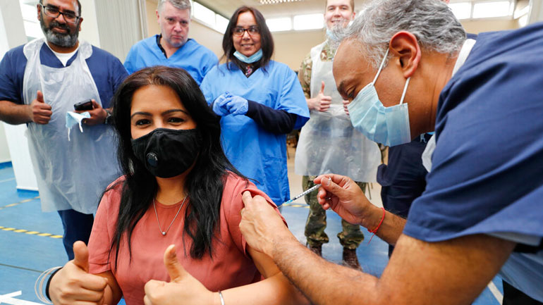 Βρετανία: Ξεκινούν μέσα στον μήνα οι εμβολιασμοί στους άνω των 40 ετών