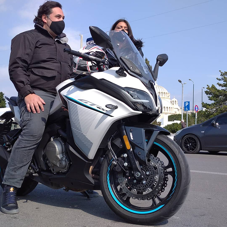 Ο Γιάννης Πετρόχειλος μιλά στην κρατική τηλεόραση 