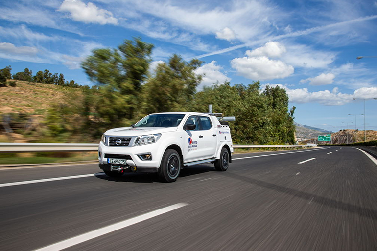 Ένα τέτοιο ειδικά διαμορφωμένο Nissa Navara έκανε τη... διάσωση του οχήματος από τη θάλασσα!