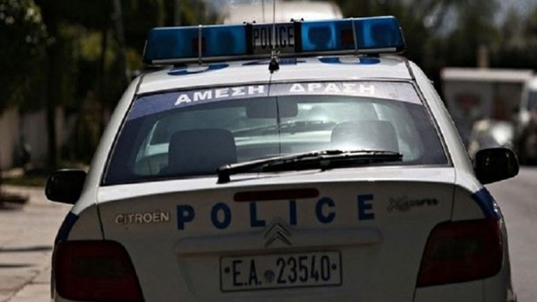 Άγνωστοι έριξαν μολότοφ σε περιπολικό που ήταν εν κινήσει στην περιοχή Ζωγράφου