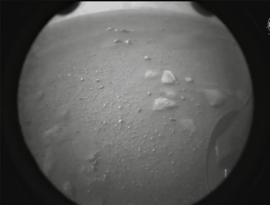 Η πρώτη εικόνα που έστειλε το ρόβερ μόλις προσεδαφίστηκε στην επιφάνεια του Άρη