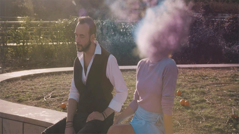 Ο Πάνος Μουζουράκης δηλώνει «Μπερδεμένος» στο νέο του βιντεοκλίπ… ή μήπως όχι;