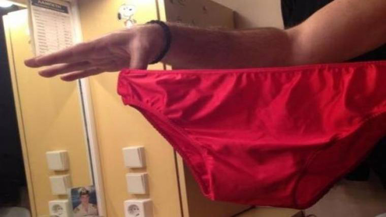 Η ηθοποιός να κατεβάσει το σλιπάκι της