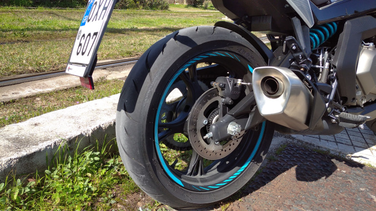 Κομψή μοτοσικλέτα με πολλές όμορφες λεπτομέρειες