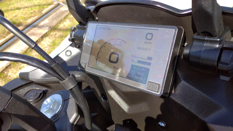 TFT οθόνη έγχρωμη με δύο επιλογές λειτουργίας, Τouring και Sport