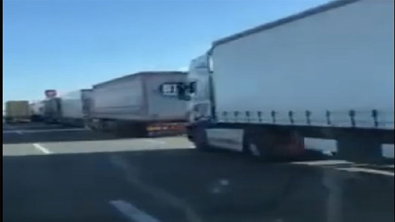 Κορωνοϊός: Ουρές επτά χιλιομέτρων στους Εύζωνες λόγω των νέων μέτρων