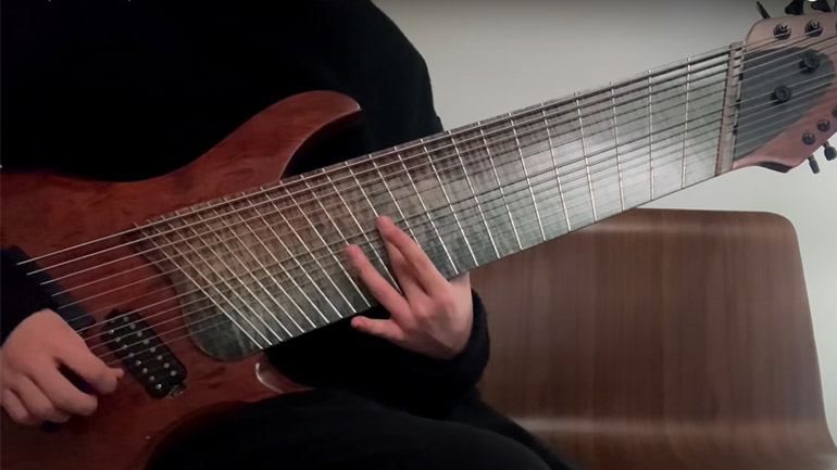 Μια κιθάρα 14 χορδών