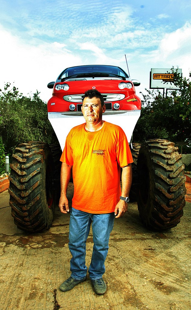 Ο Στέφανος Αττάρτ έχει ασχοληθεί με πολλές ξεχωριστές κατασκευές. Η πιο γνωστή αφορά στο Smart των... 3,5 μέτρων που έκανε τον γύρο του κόσμου!